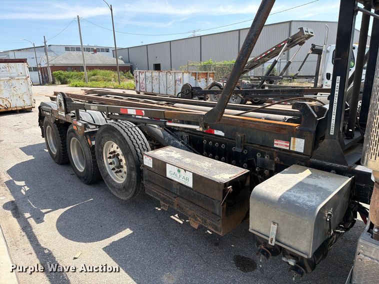 image for item FT6124 2017 Peterbilt 348 roll-off container truck