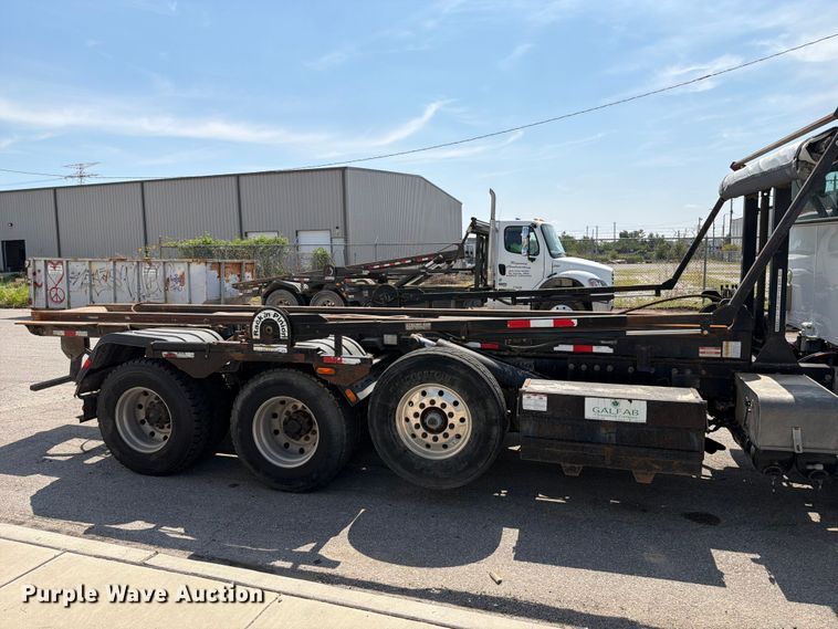 image for item FT6124 2017 Peterbilt 348 roll-off container truck
