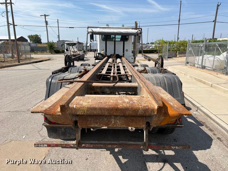 image for item FT6124 2017 Peterbilt 348 roll-off container truck