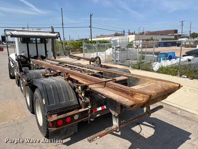 image for item FT6124 2017 Peterbilt 348 roll-off container truck