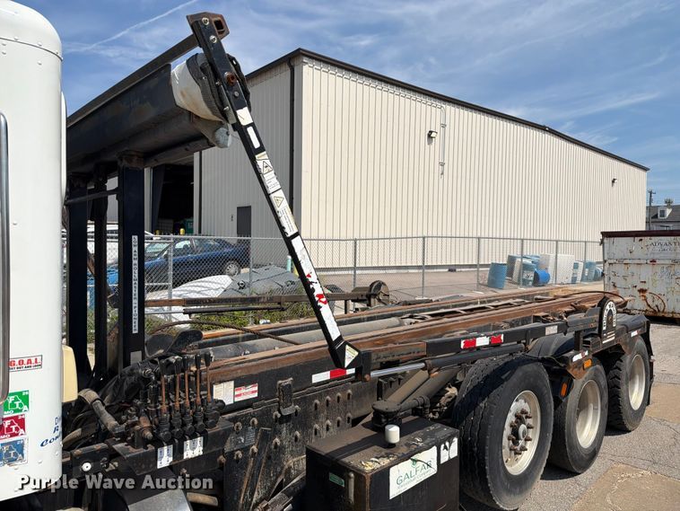 image for item FT6124 2017 Peterbilt 348 roll-off container truck
