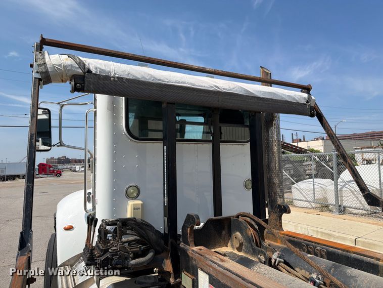 image for item FT6124 2017 Peterbilt 348 roll-off container truck
