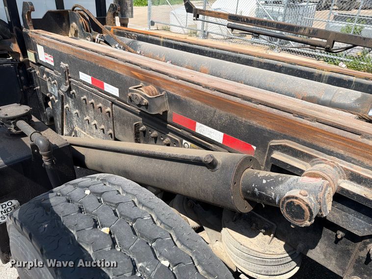 image for item FT6124 2017 Peterbilt 348 roll-off container truck