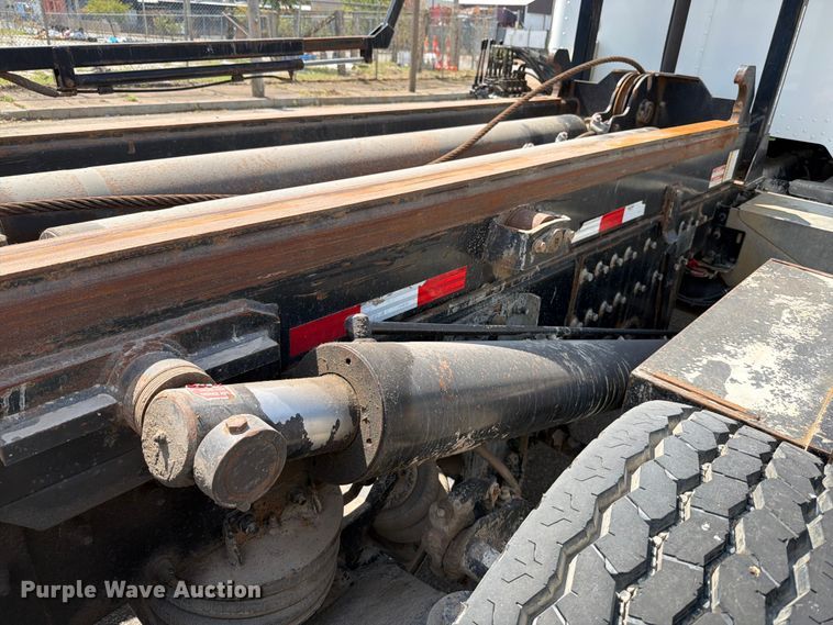 image for item FT6124 2017 Peterbilt 348 roll-off container truck