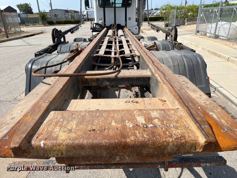 image for item FT6124 2017 Peterbilt 348 roll-off container truck