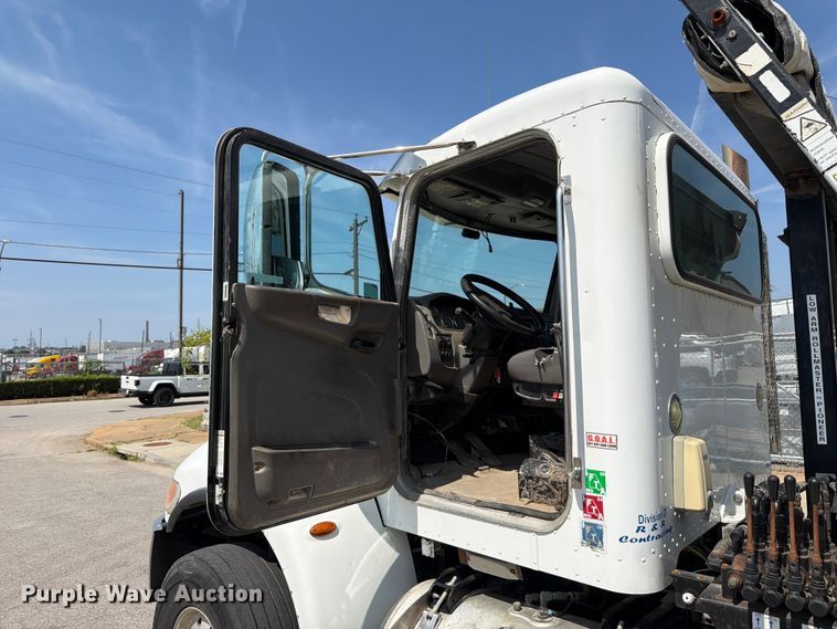 image for item FT6124 2017 Peterbilt 348 roll-off container truck