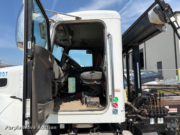 image for item FT6124 2017 Peterbilt 348 roll-off container truck