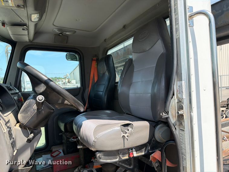 image for item FT6124 2017 Peterbilt 348 roll-off container truck