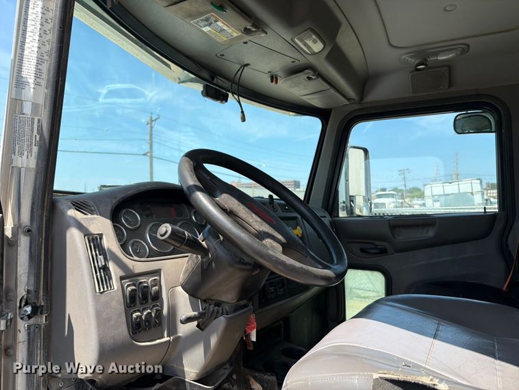 image for item FT6124 2017 Peterbilt 348 roll-off container truck