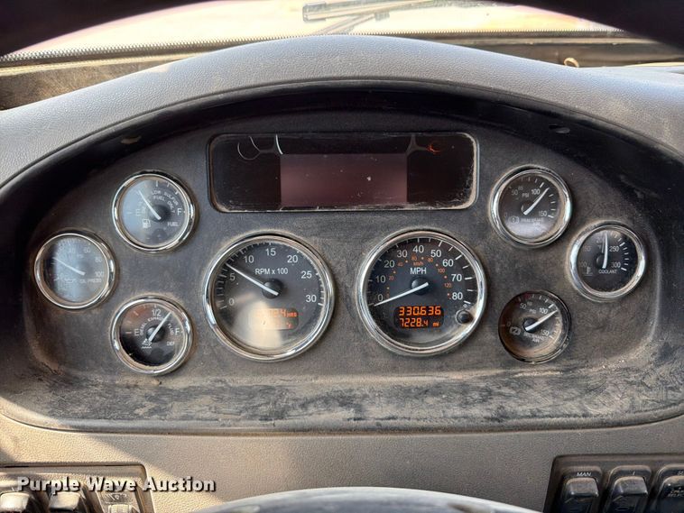 image for item FT6124 2017 Peterbilt 348 roll-off container truck