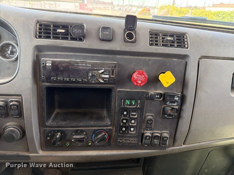 image for item FT6124 2017 Peterbilt 348 roll-off container truck