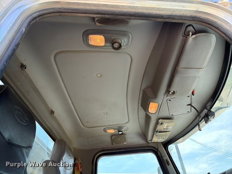 image for item FT6124 2017 Peterbilt 348 roll-off container truck