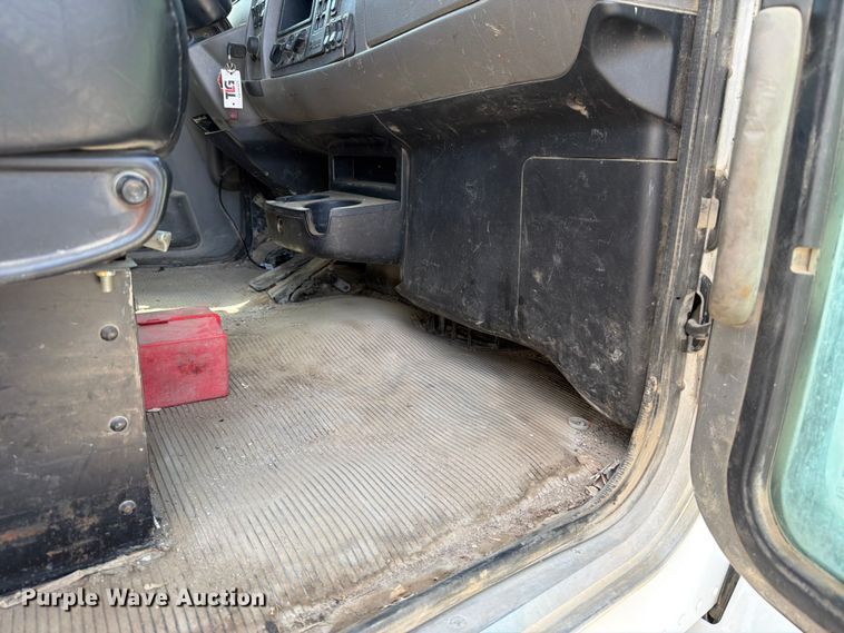image for item FT6124 2017 Peterbilt 348 roll-off container truck