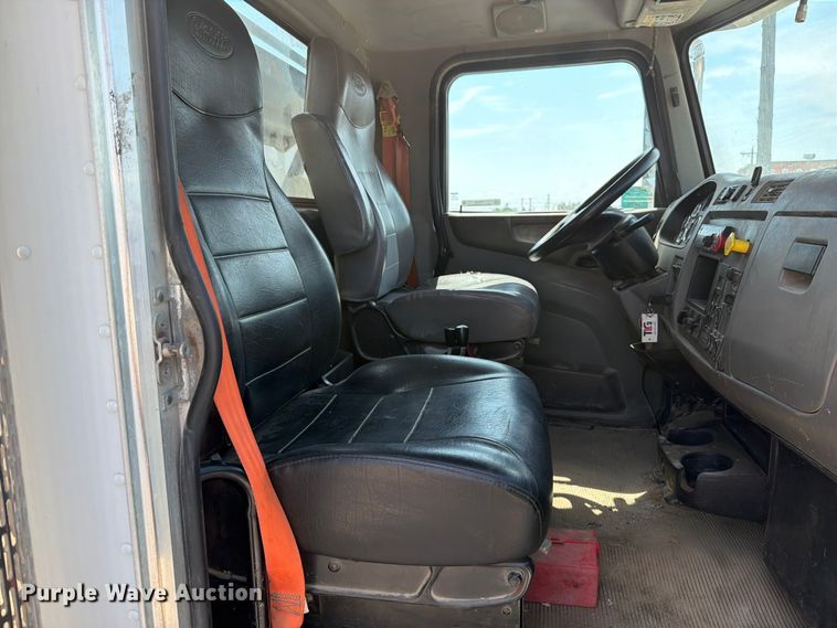 image for item FT6124 2017 Peterbilt 348 roll-off container truck