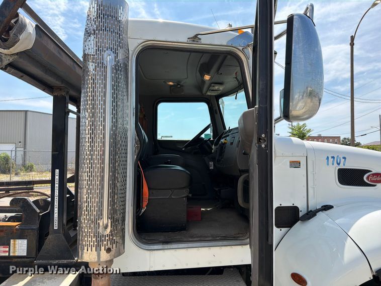 image for item FT6124 2017 Peterbilt 348 roll-off container truck