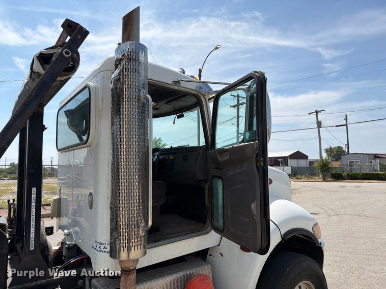 image for item FT6124 2017 Peterbilt 348 roll-off container truck