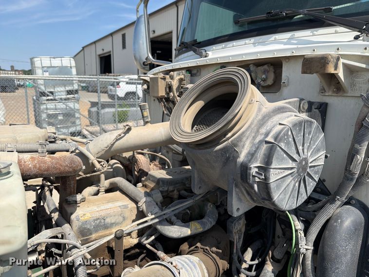 image for item FT6124 2017 Peterbilt 348 roll-off container truck