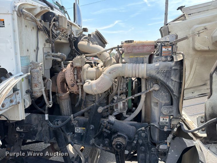 image for item FT6124 2017 Peterbilt 348 roll-off container truck