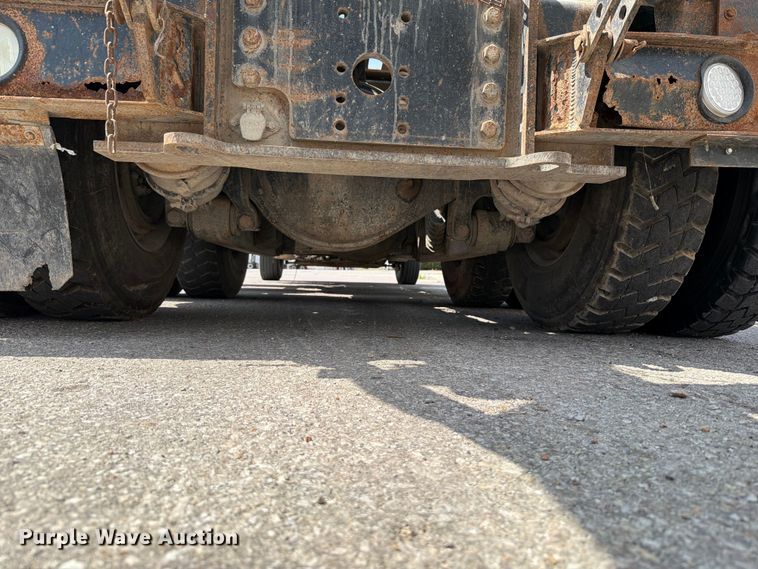 image for item FT6124 2017 Peterbilt 348 roll-off container truck