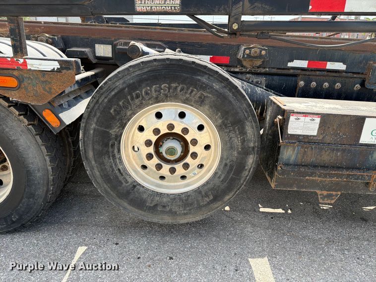 image for item FT6124 2017 Peterbilt 348 roll-off container truck