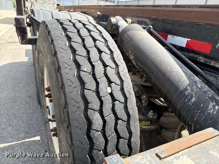 image for item FT6124 2017 Peterbilt 348 roll-off container truck