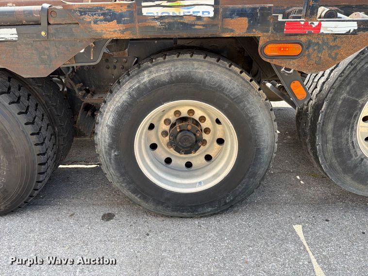 image for item FT6124 2017 Peterbilt 348 roll-off container truck