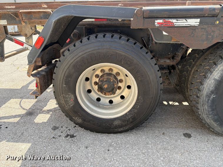 image for item FT6124 2017 Peterbilt 348 roll-off container truck
