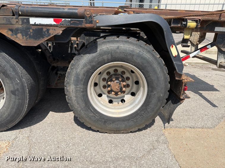 image for item FT6124 2017 Peterbilt 348 roll-off container truck