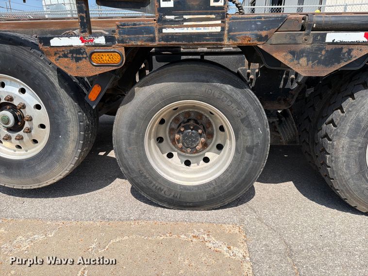 image for item FT6124 2017 Peterbilt 348 roll-off container truck