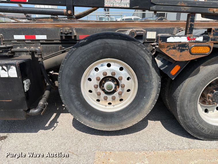 image for item FT6124 2017 Peterbilt 348 roll-off container truck