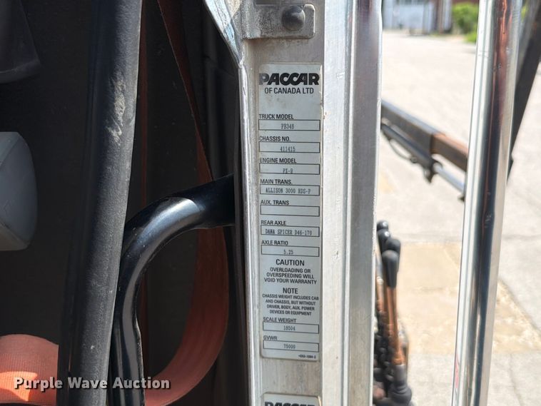 image for item FT6124 2017 Peterbilt 348 roll-off container truck
