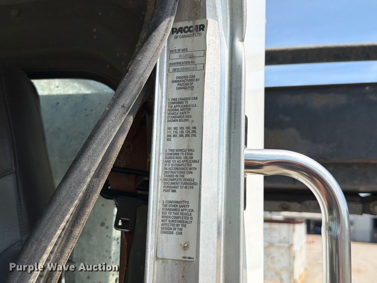image for item FT6124 2017 Peterbilt 348 roll-off container truck