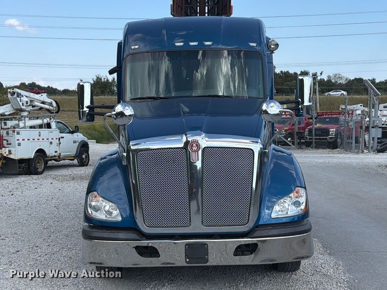image for item FT6356 2019 Kenworth T680 semi truck