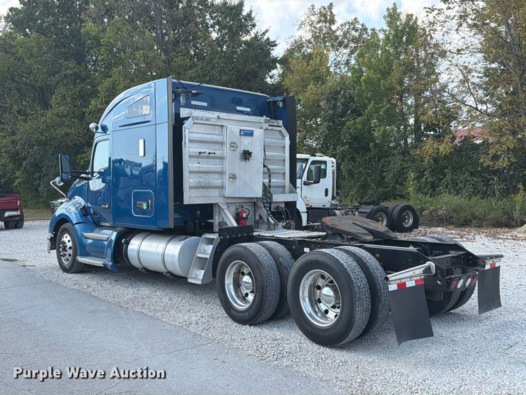 image for item FT6356 2019 Kenworth T680 semi truck