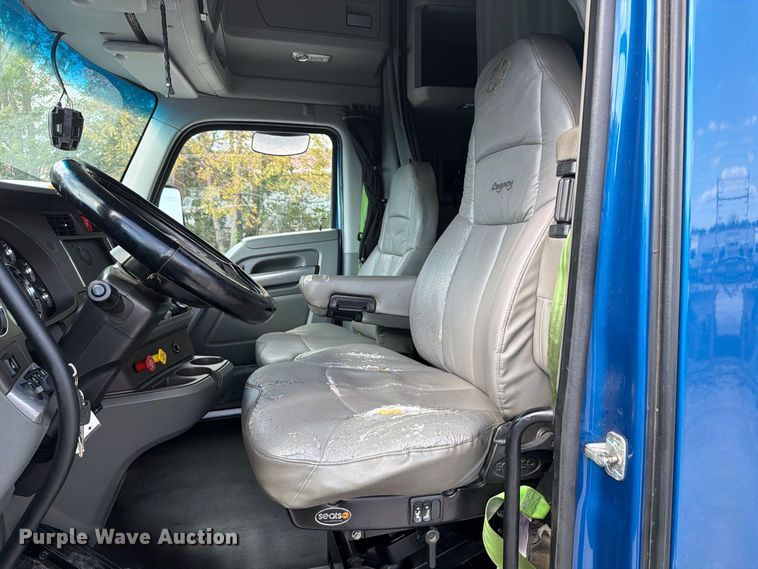image for item FT6356 2019 Kenworth T680 semi truck