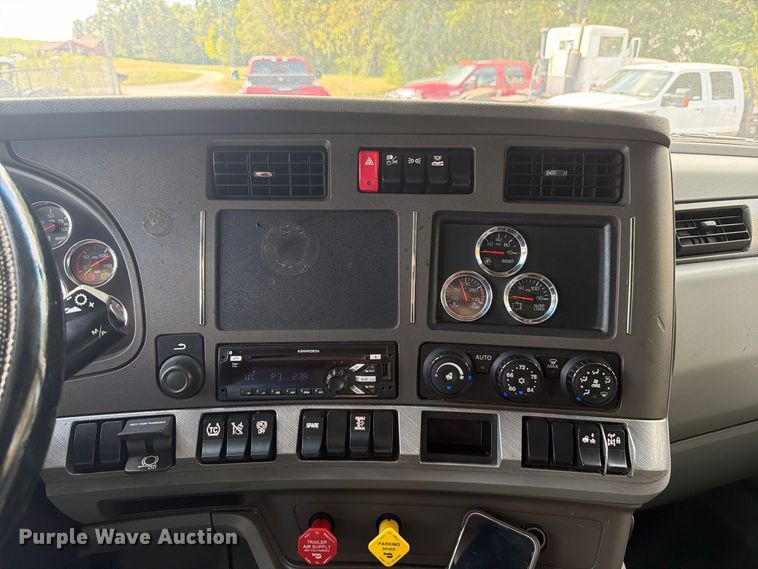 image for item FT6356 2019 Kenworth T680 semi truck