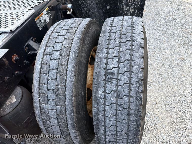 image for item FT6356 2019 Kenworth T680 semi truck