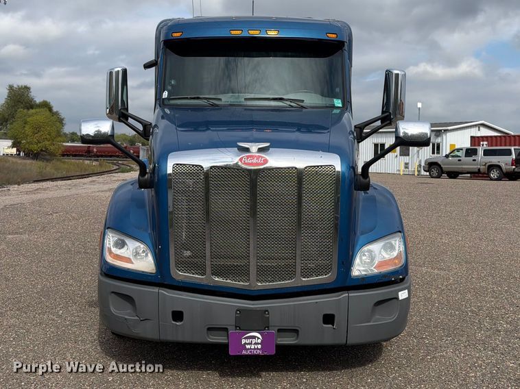 image for item FT7530 2017 Peterbilt 579 semi truck
