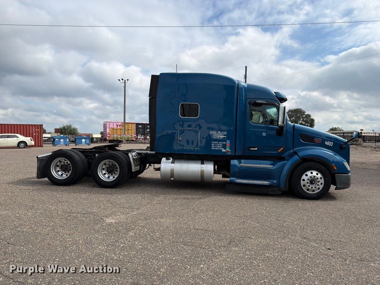image for item FT7530 2017 Peterbilt 579 semi truck