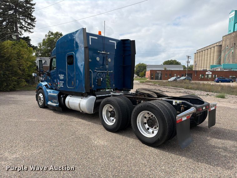 image for item FT7530 2017 Peterbilt 579 semi truck