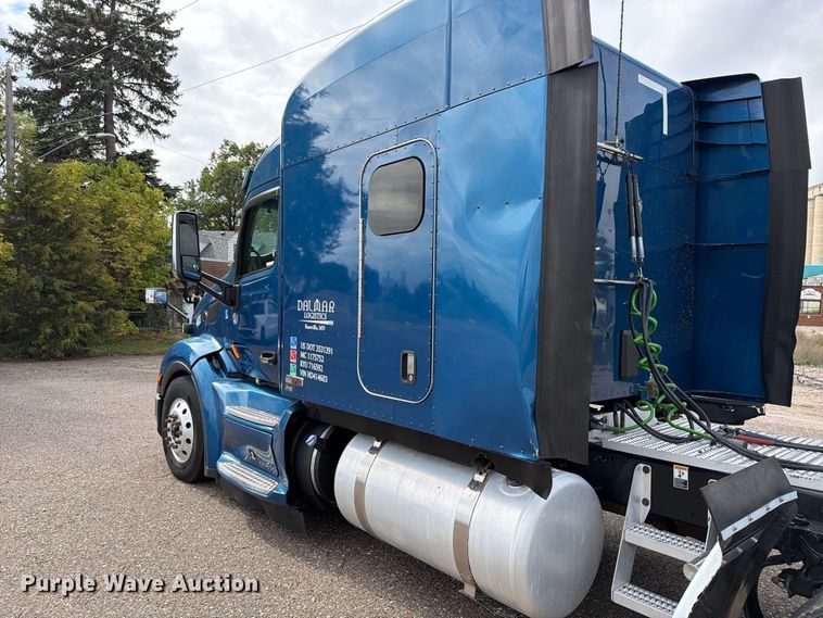 image for item FT7530 2017 Peterbilt 579 semi truck