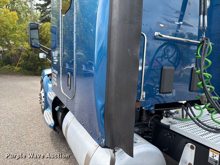 image for item FT7530 2017 Peterbilt 579 semi truck
