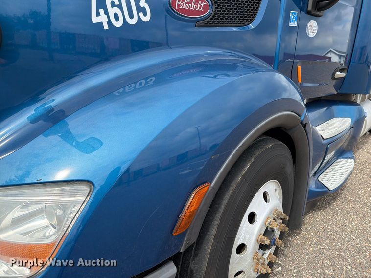 image for item FT7530 2017 Peterbilt 579 semi truck