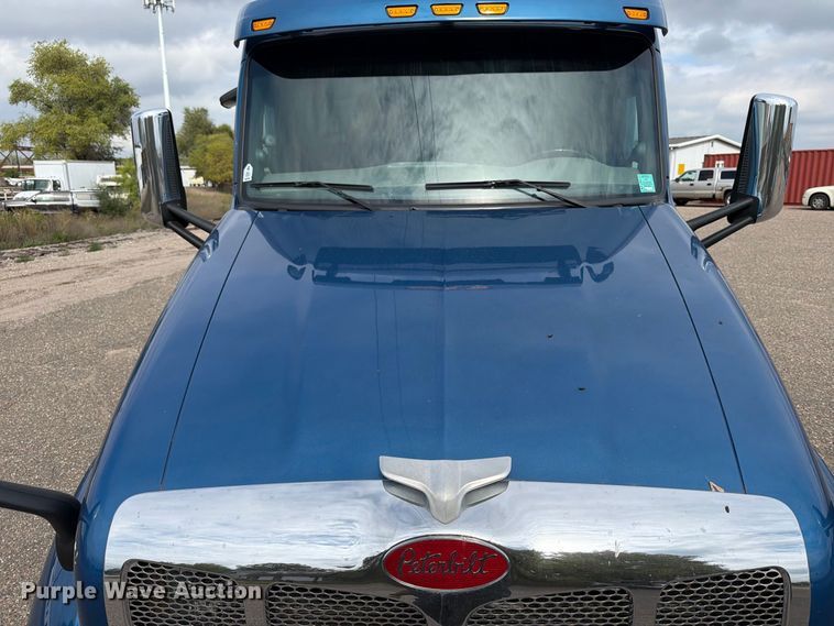 image for item FT7530 2017 Peterbilt 579 semi truck