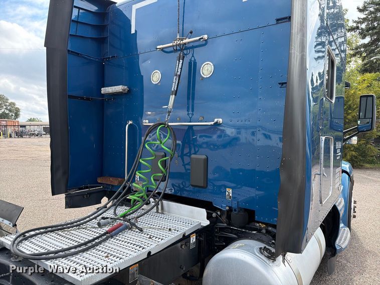 image for item FT7530 2017 Peterbilt 579 semi truck