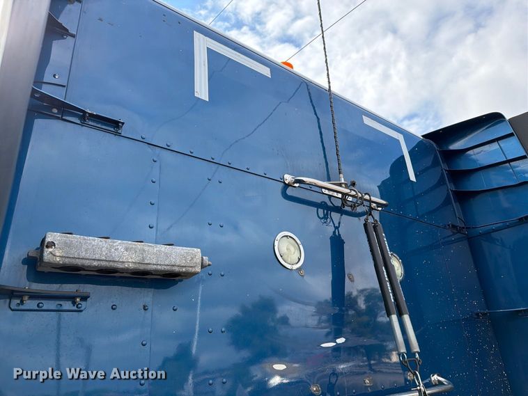 image for item FT7530 2017 Peterbilt 579 semi truck