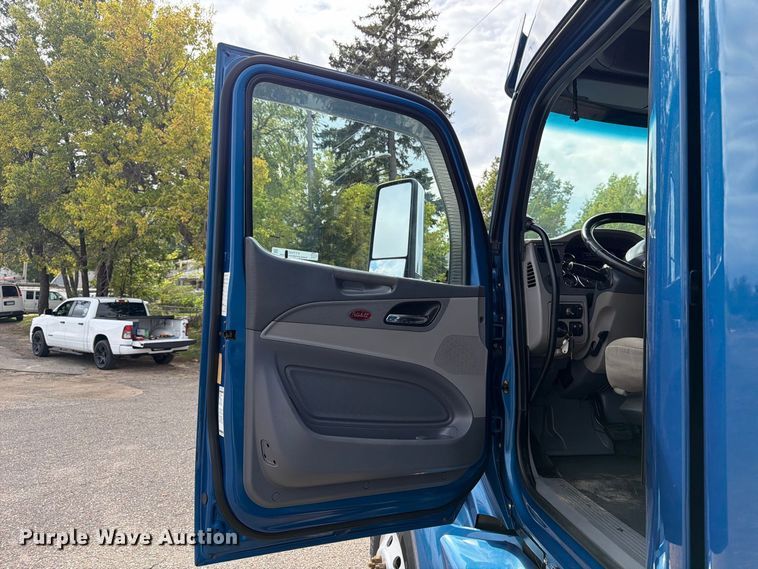 image for item FT7530 2017 Peterbilt 579 semi truck