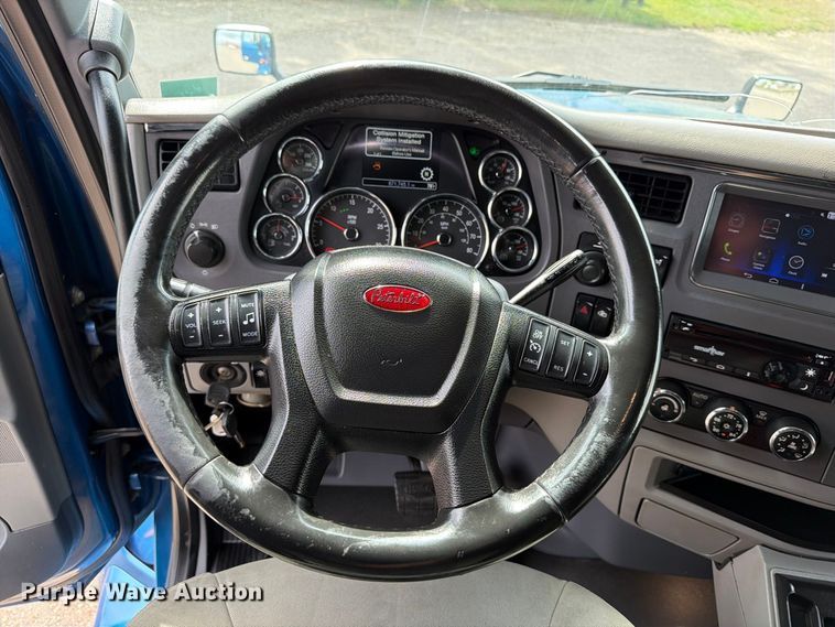 image for item FT7530 2017 Peterbilt 579 semi truck