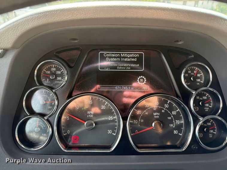 image for item FT7530 2017 Peterbilt 579 semi truck