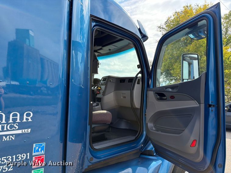 image for item FT7530 2017 Peterbilt 579 semi truck